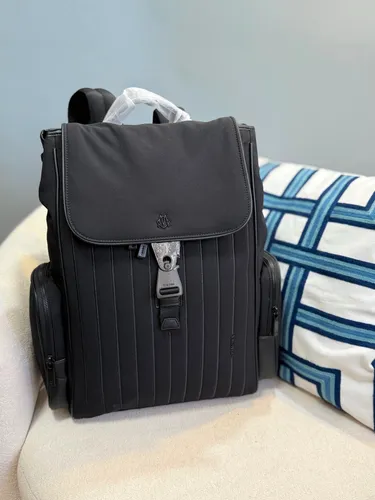Mochila Couro Preta com Aba
