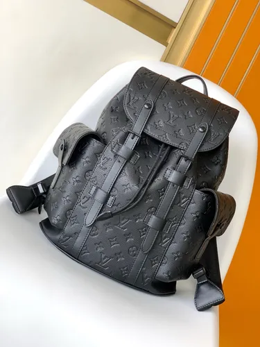 Mochila Monograma Preta Relevo