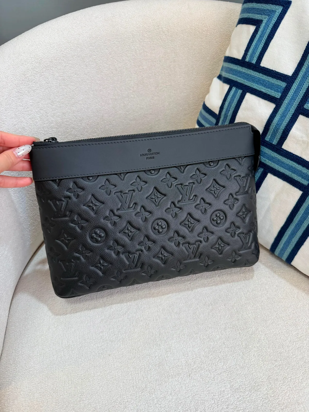 Clutch Monograma Relevo