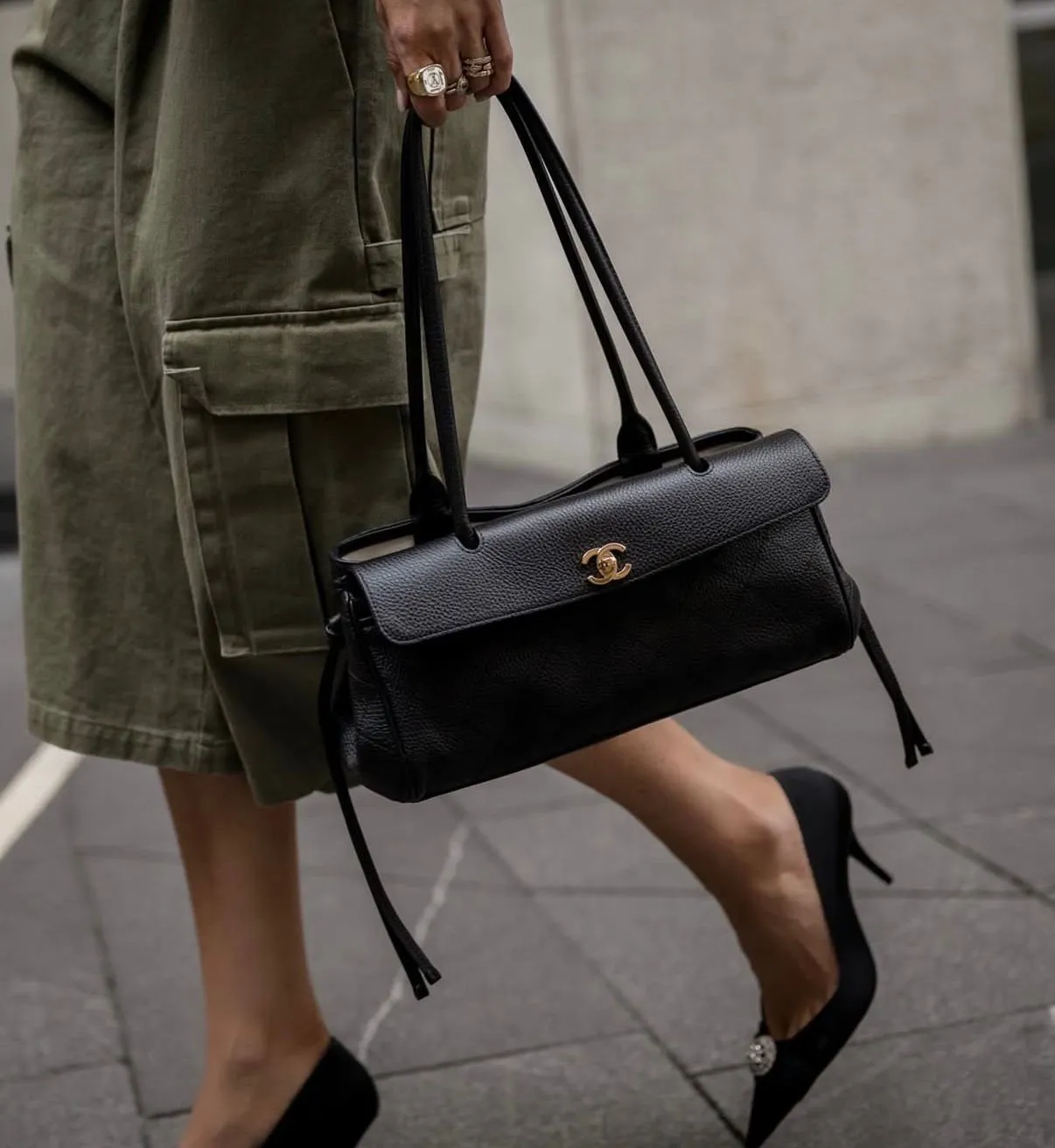 Bolsa East-West Caviar Preta