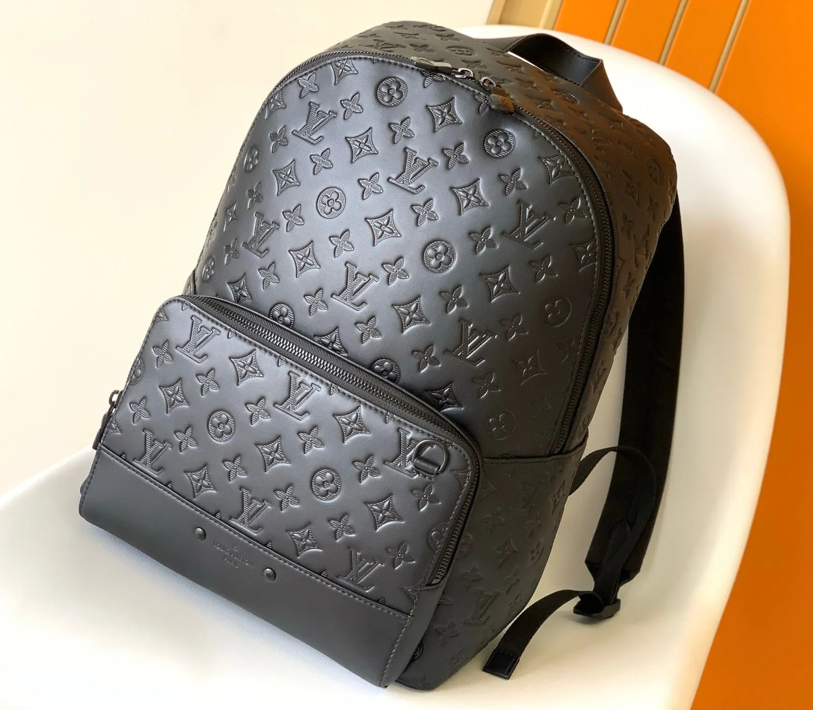 Mochila Monograma Relevo Preta